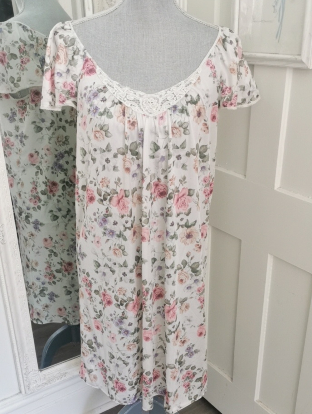 Vintage Vanity Fair Floral Cottagecore Romantic Delicate Nightgown. Size S